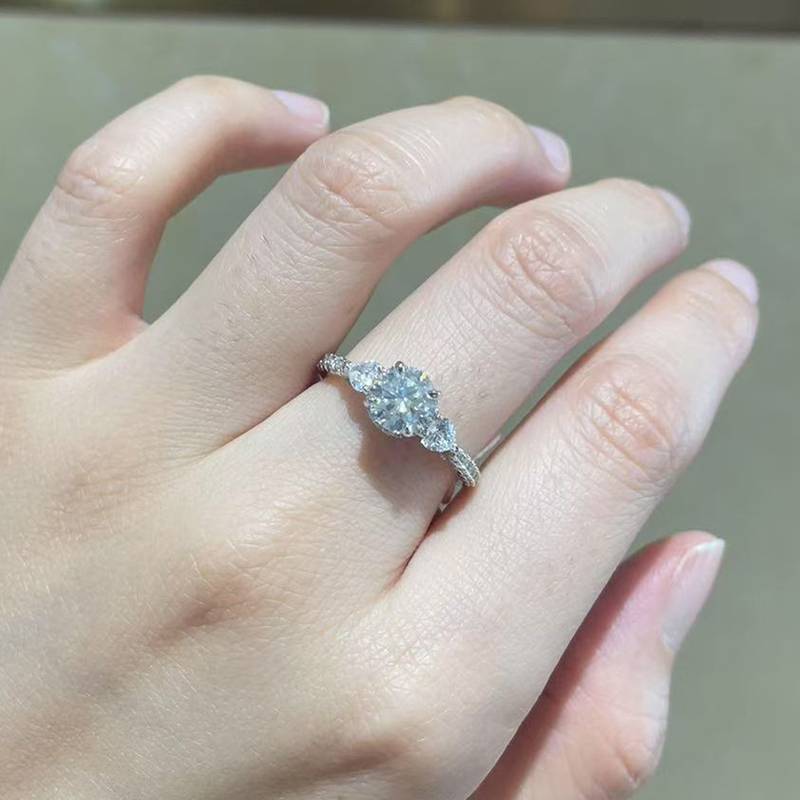 三石款四爪圆钻女戒S925银镀白金定制选款主石莫桑钻1.0ct/副石高碳钻